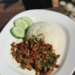 ข้าวกระเพราหมูสับไข่เยี่ยวม้า