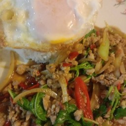 กระเพราหมูราดข้าว