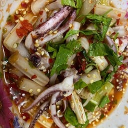 ยำปลาหมึกไหลบัว