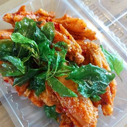 ไก่ทอดซอสกะเพรา( ไม่เผ็ด )