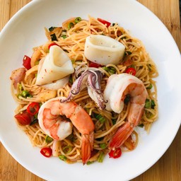 ยำขนมจีนซีฟู้ดส์ (หมึก+กุ้ง)
