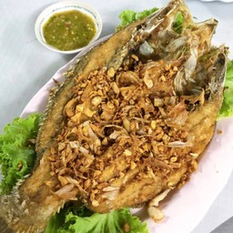 ปลากะพงทอดกระเทียม