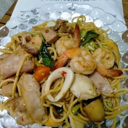 สปาเก็ตตี้รวมเพื่อนผัดขี้เมา เบคอน แฮม กุ้ง หมึก