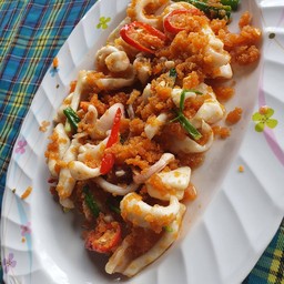 จานนี้อร่อย ถูกปาก ชิ้นปลาหมึกพอดีคำ ไม่เหนียวผัดกับไข่แดงเค็ม มันๆ อร่อยดีคะ