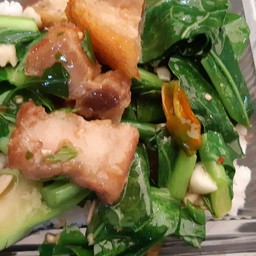 ข้าวคะน้าหมูกรอบ