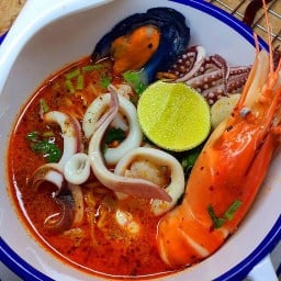 ร้านเศรษฐีบะหมี่เกี๊ยวปู&ตามสั่ง ข้าวหมูแดง+หมูกรอบ+อาหารตามสั่ง