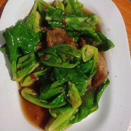 ผัดแขนงหมูกรอบ