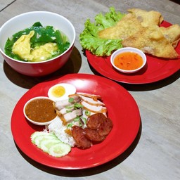 ข้าวหมูแดง เกี้ยวกุ้งน้ำ เกี้ยวทอด แถมฟรี! coke 1 ขวด