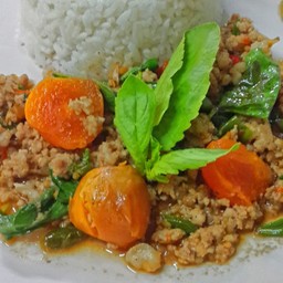 กะเพราหมูสับไข่เค็มราดข้าว