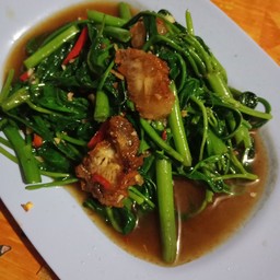 ผักบุ้งหมูกรอบ