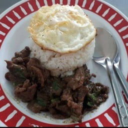 ข้าวหน้าเนื้อผัดพริกไทยดำ