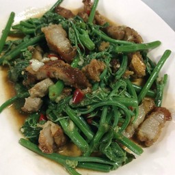 ผักแม้วหมูกรอบ
