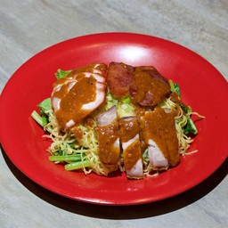 บะหมี่แห้งหมูแดงหมูกรอบกุนเชียงราดซ๊อสหมูแดง