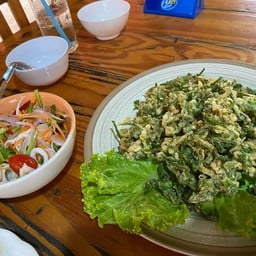 ยำผักกูดทอดกรอบ  150 บาท