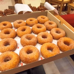Cinnamon Donut #originaltaste  ด้วยส่วนผสมของเกล็ดน้ำตาลที่ละเอียดสุด 