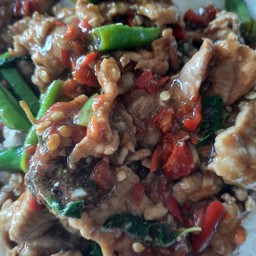 กะเพรา  หมูชิ้น  เป็นกับข้าว