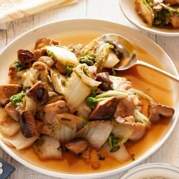 Fried mushrooms with chinese cabbage