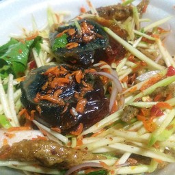 ยำมะม่วง -ไข่เยี่ยวม้า