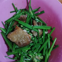 ดอกกุ่ยช่ายผัดหมูกรอบ