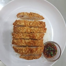 ข้าวหน้าหมูทอดน้ำจิ้มแจ่ว