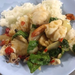 ข้าวราดผัดกะเพราทะเล