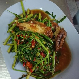 กระเฉดหมูกรอบ