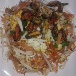 ผัดไทใส่หอยแมลงภู่