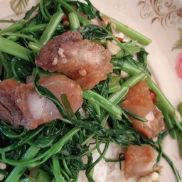 ข้าวผักบุ้งหมูกรอบ