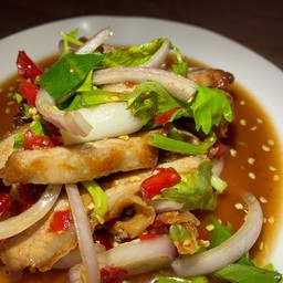 ยำคอหมูทอด
