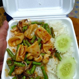 ปลาหมึก ผัดพริกแกง