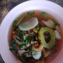 เส้นใหญ่หมูแดง