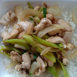 ผัดพริกหยวกราดข้าว