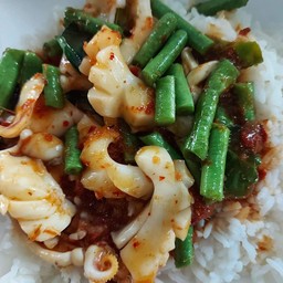 พริกแกงปลาหมึกราดข้าว