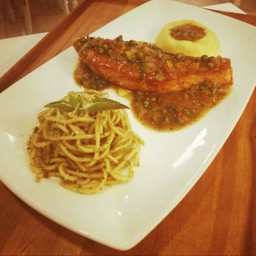 สเต๊กปลาแซลมอนซอสพริกไทยดำ