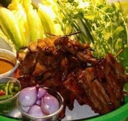 เซต S หมู 8 ไม้ + ข้าวเหนียว 3 ห่อ