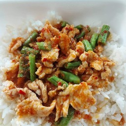 พริกแกงหมูราดข้าว