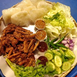 เช็กหมูล้วนๆ35ไม้พร้อม ข้าวเหนียวร้อนๆอีก5ห่อ แถมผักสดน้ำปลาร้าและแจ่วฟรี ยังไม่พอ ทางร้าน ยังมีเป๊ปซี่อีก 2 ขวดแถมให้ฟรี