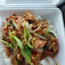 ผัดพริกหยวกหมูราดข้าว