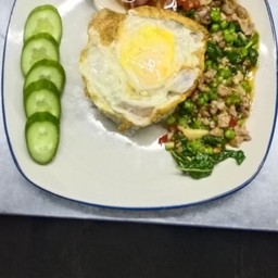 กระเพราหมูราดข้าว+ ไข่ดาว