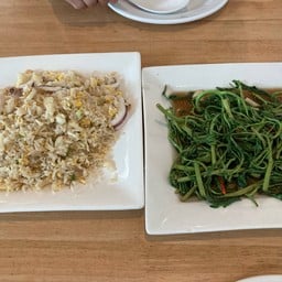 ข้าวผัดปลาหมึก