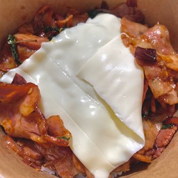 [อร่อยซ่ากับโค้ก] กะเพราเบคอนชีส +  โค้ก ออริจินัล (ขวด) 