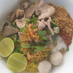 ก๋วยเตี๋ยวหมูต้มยำแห้ง