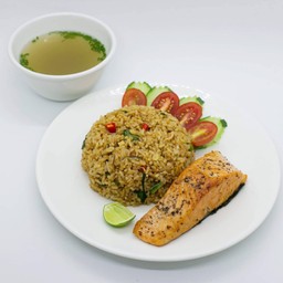 ข้าวผัดต้มยำปลาแซลมอนย่าง
