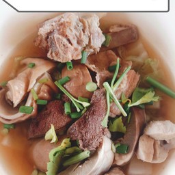 ก๋วยเตี๋ยวลูกชิ้นหมู-เครื่องในหมู