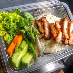 ข้าวหมูสามชั้นทอดน้ำปลา