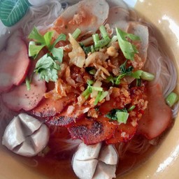 ก๋วยเตี๋ยวลูกชิ้นหมู-หมูแดง