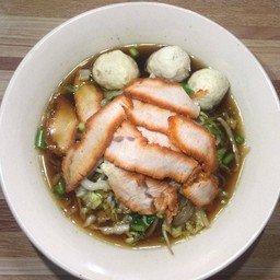 ก๋วยเตี๋ยวลูกชิ้น-หมูแดง