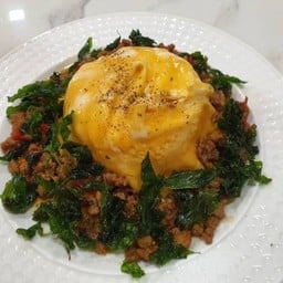 ข้าวไข่ข้น กระเพรา