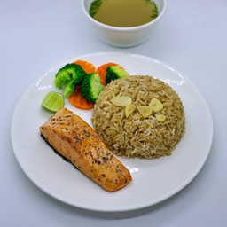 ข้าวผัดกระเทียมแซลมอนย่าง