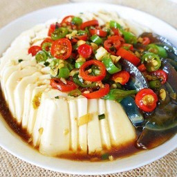 皮蛋豆腐 ยำเต้าหู้ใข่เยี่ยวม้า